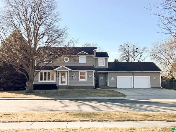 220 10th St SW, Le Mars, IA 51031