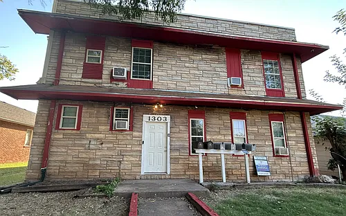 1303 Bell St Photo 1
