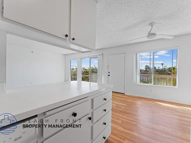 9842 Hamilton Ave. — Photo 16