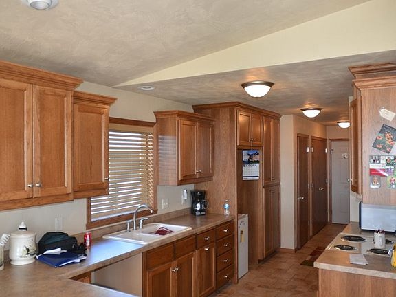 Kitchen/Hallway from the garage : Access the kitchen area from the 3 car finish garage, past the W/D