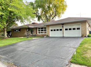 611 Hilltop Ave, Bradley, IL 60915