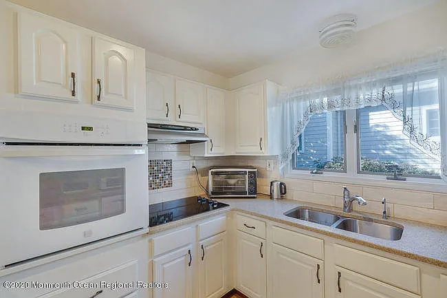 315 Tuttle Ave — Photo 9