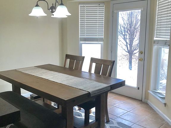 eat-in kitchen .