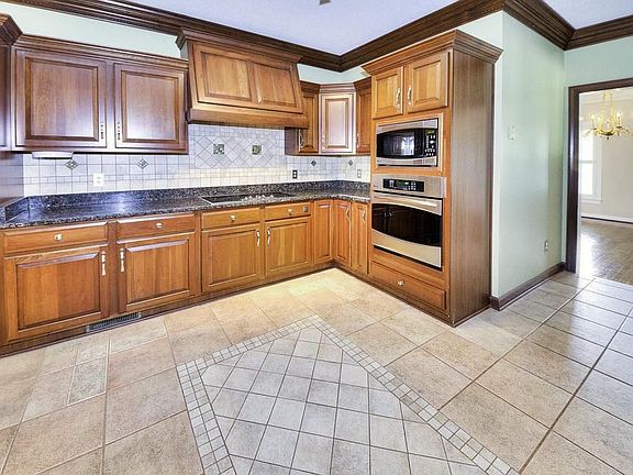4th image of 410 Overlook Ct