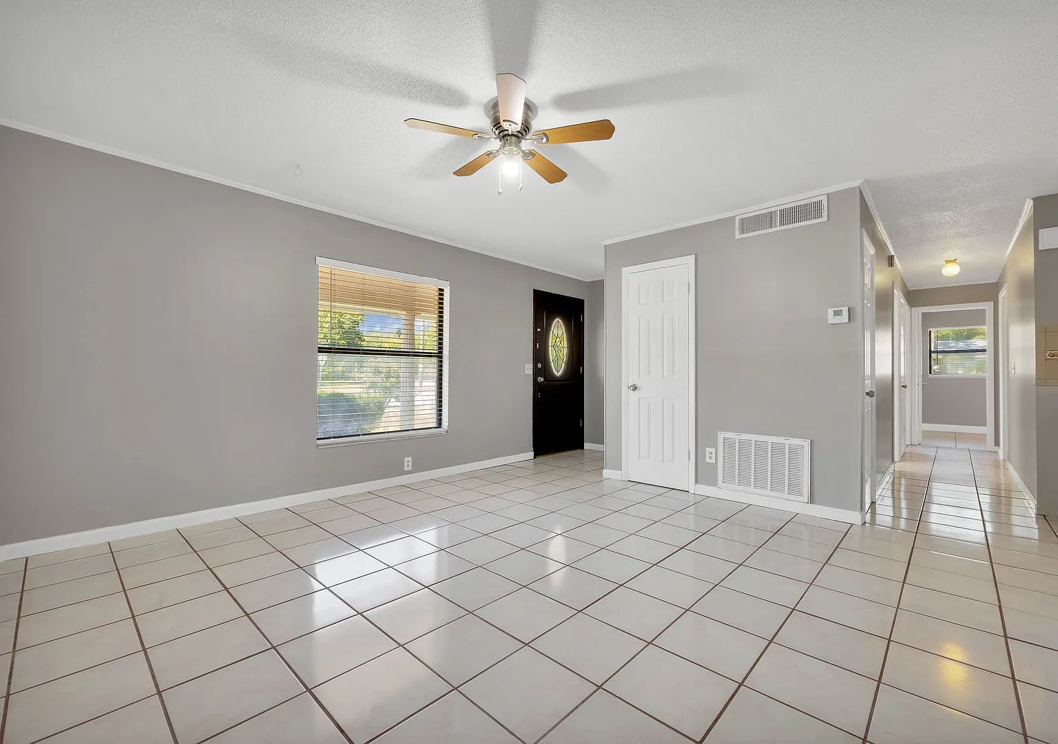 3/1.5/1 Home with HUGE fenced yard! — Photo 4