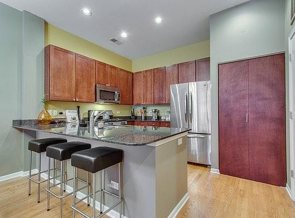 5th image of 909 N Kingsbury St