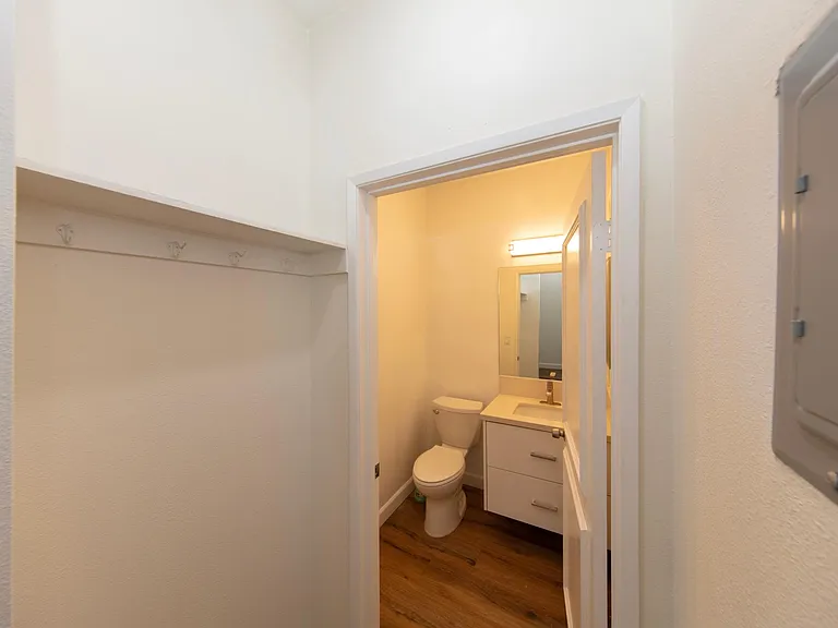 1524 Granville Ave #102 — Photo 5