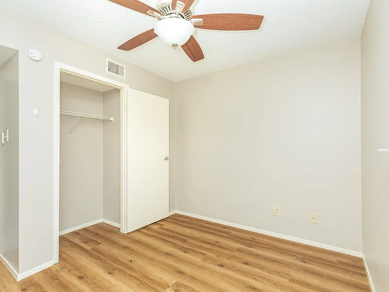 7128 N Holiday Dr — Photo 22