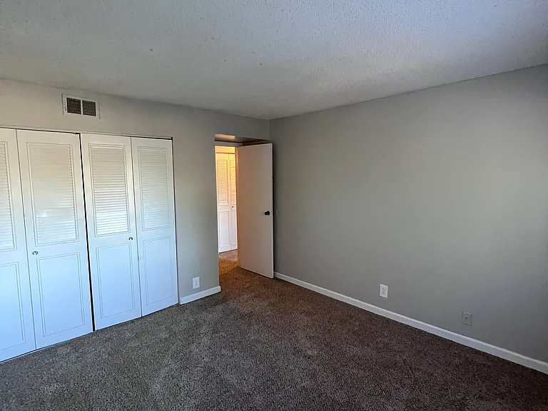 Bell Hollow Apartments — Photo 58