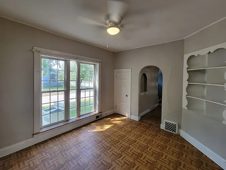 511 S Frederick Ave — Photo 2