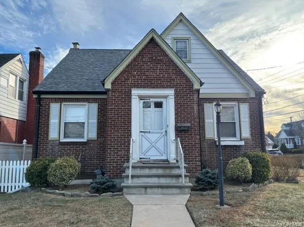 1041 Mosefan Street, Franklin Square, NY 11010