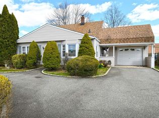 281 Center Ln, Levittown, NY
