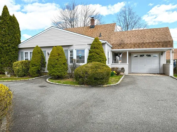 281 Center Lane, Levittown, NY 11756