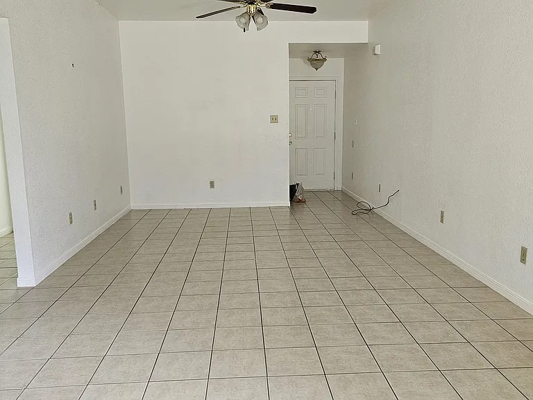1096 Squire Dr #B — Photo 5