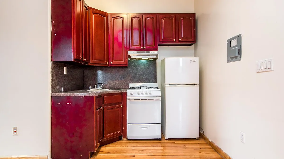 Photo 1 of 21 - 132 Graham Ave #4C - Brooklyn, NY Primary Photo - 132 Graham Ave #4C