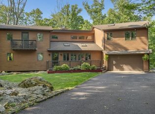 12 Symonds Ln, Glen Gardner, NJ 08826
