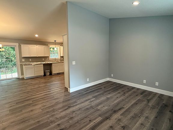 5th image of 605 Spring St