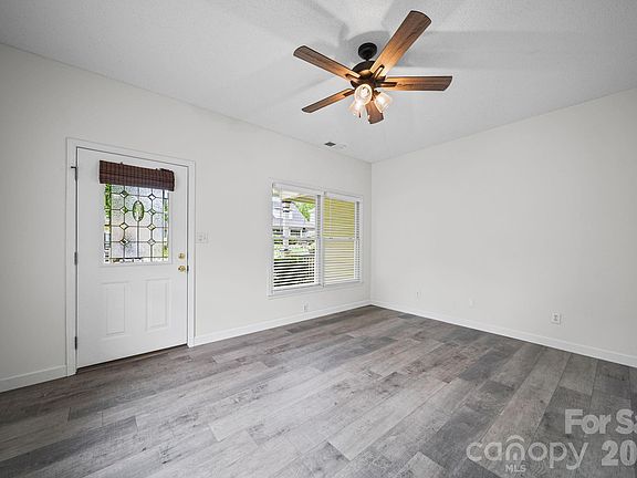 4th image of 1625 Begonia Way