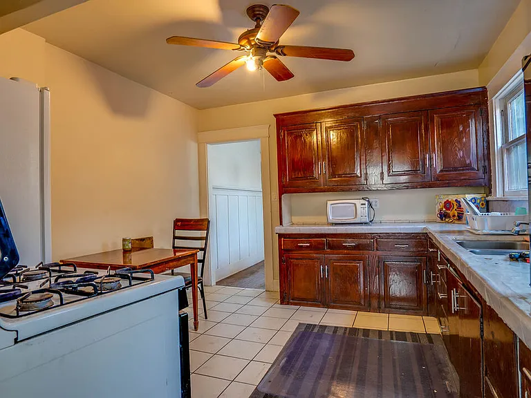 1130 S Hoover St — Photo 10