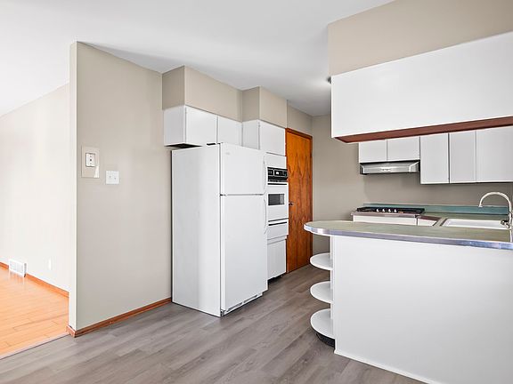 3rd image of 1540 W Jerome Ave