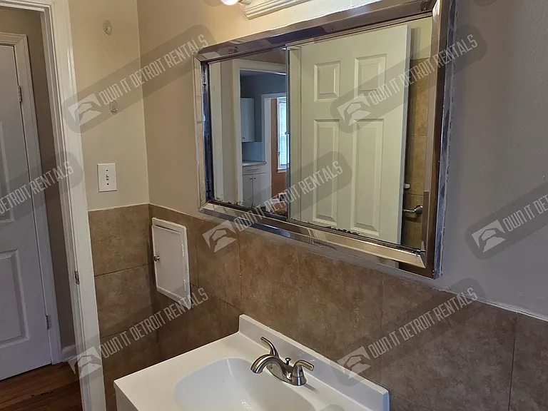 20252 Roscommon St — Photo 24