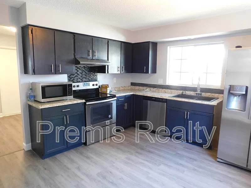 3 bed, 2.0 bath, 1268 sqft, $2,695 — Photo 4