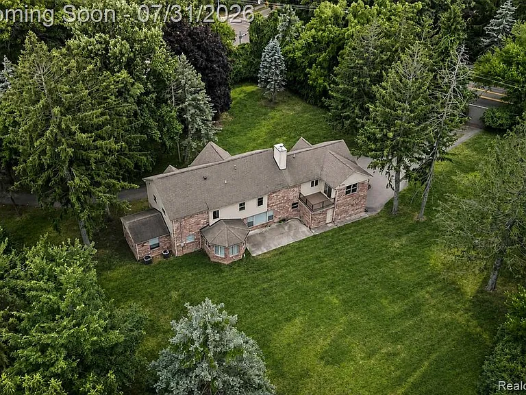 1592 Lone Pine Rd — Photo 2