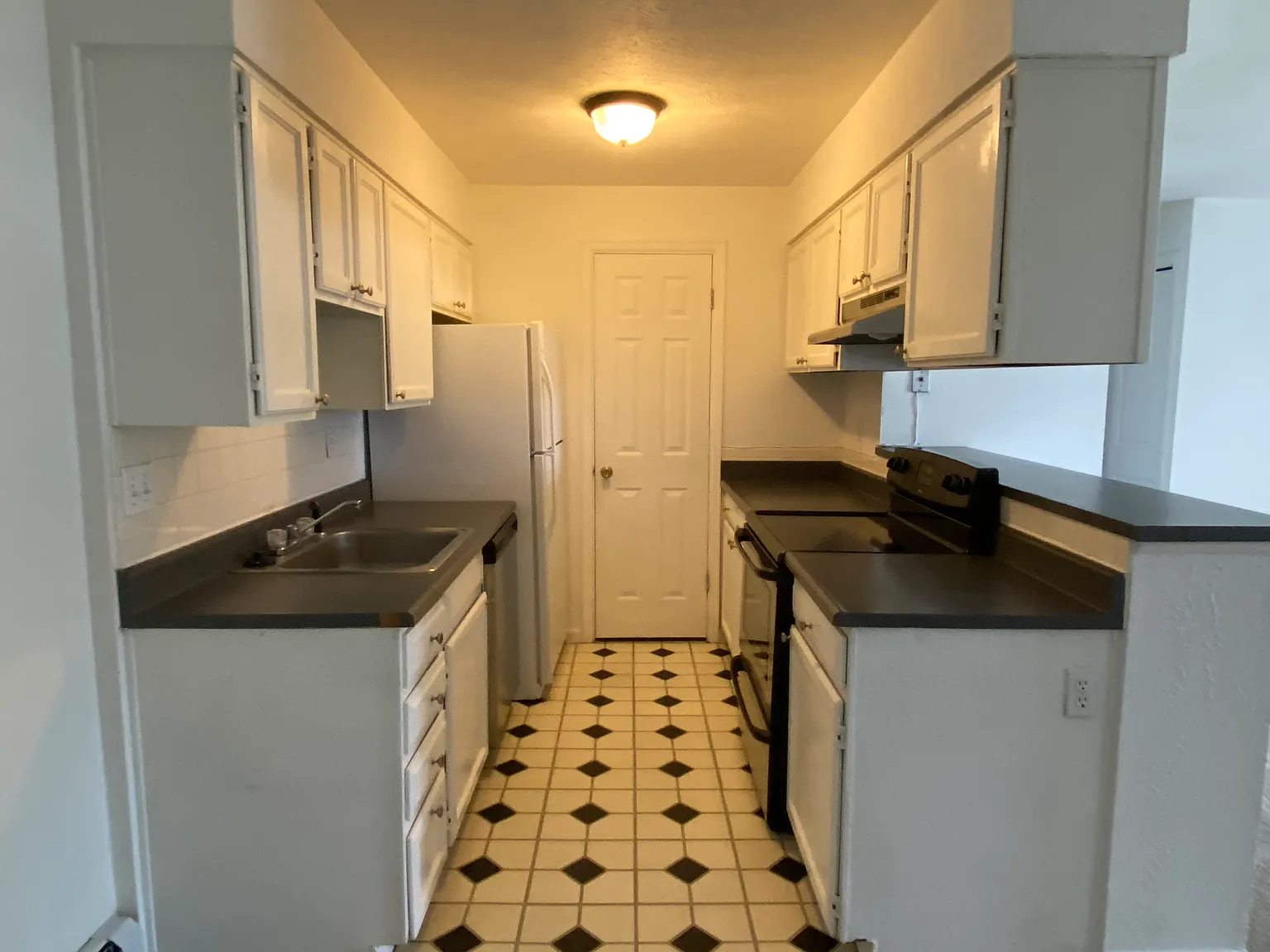 2 bed, 888 sqft, $2,200 — Photo 2