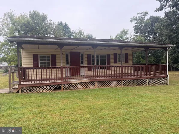 373 Potomac Blvd, Falling Waters, WV 25419