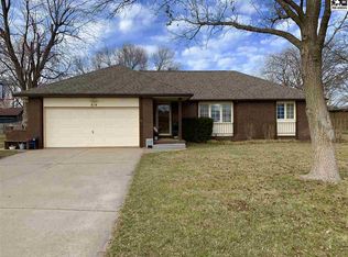 814 Old Farm Ests, Hutchinson, KS 67502
