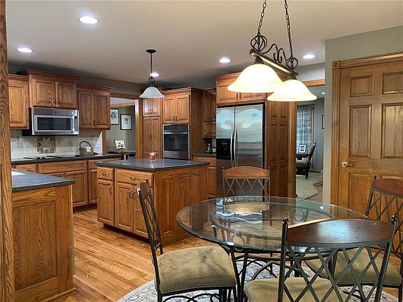 4th image of 1070 Crestview Ln
