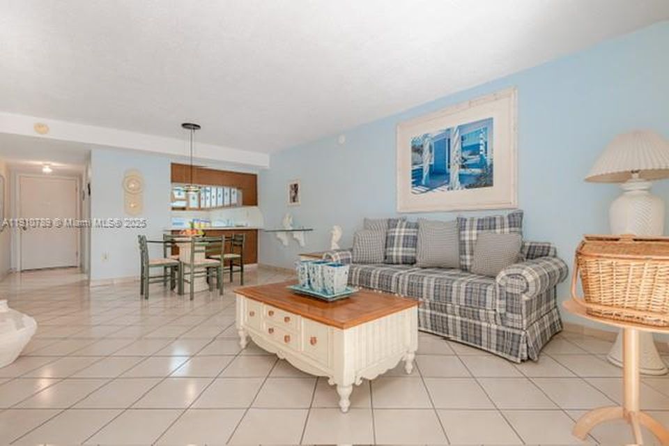 Apartment in Hialeah, Miami-Dade - View 2