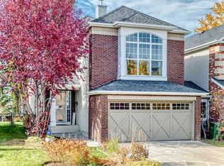 25 NE Discovery Ridge Hl SW, Calgary, AB T3H 4Y5