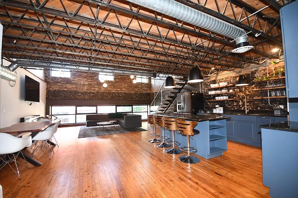 2 bed, 2300 sqft, $2,500 — Photo 1