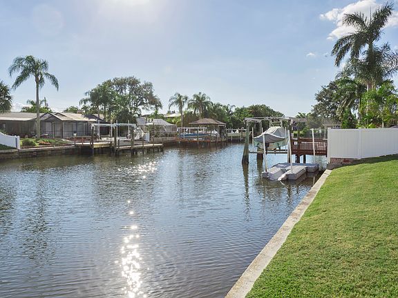 Canal with direct access to Tampa Bay and the Gulf of America