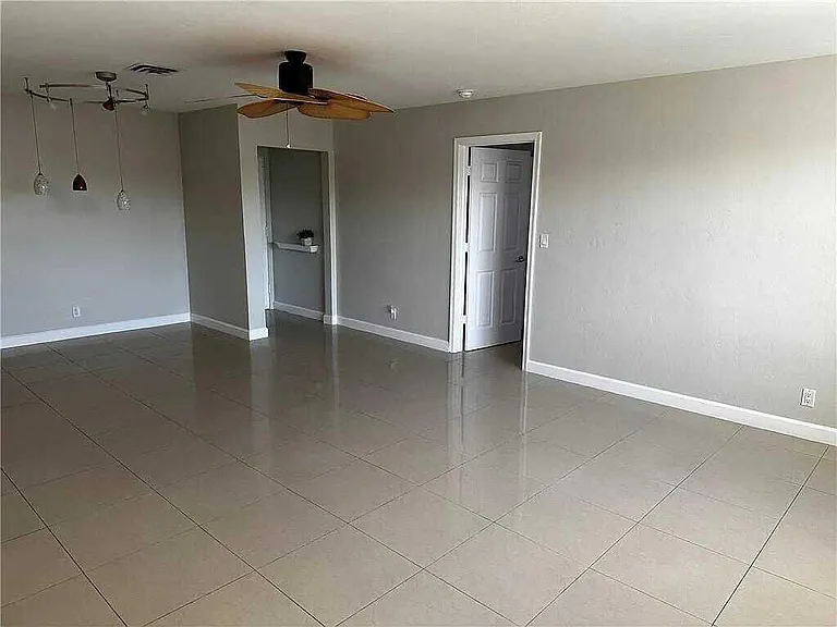 105 S Riverside Dr #303 — Photo 17