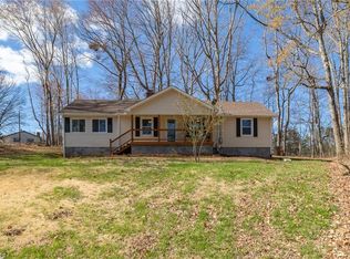 2085 Volunteer Rd, Pinnacle, NC 27043