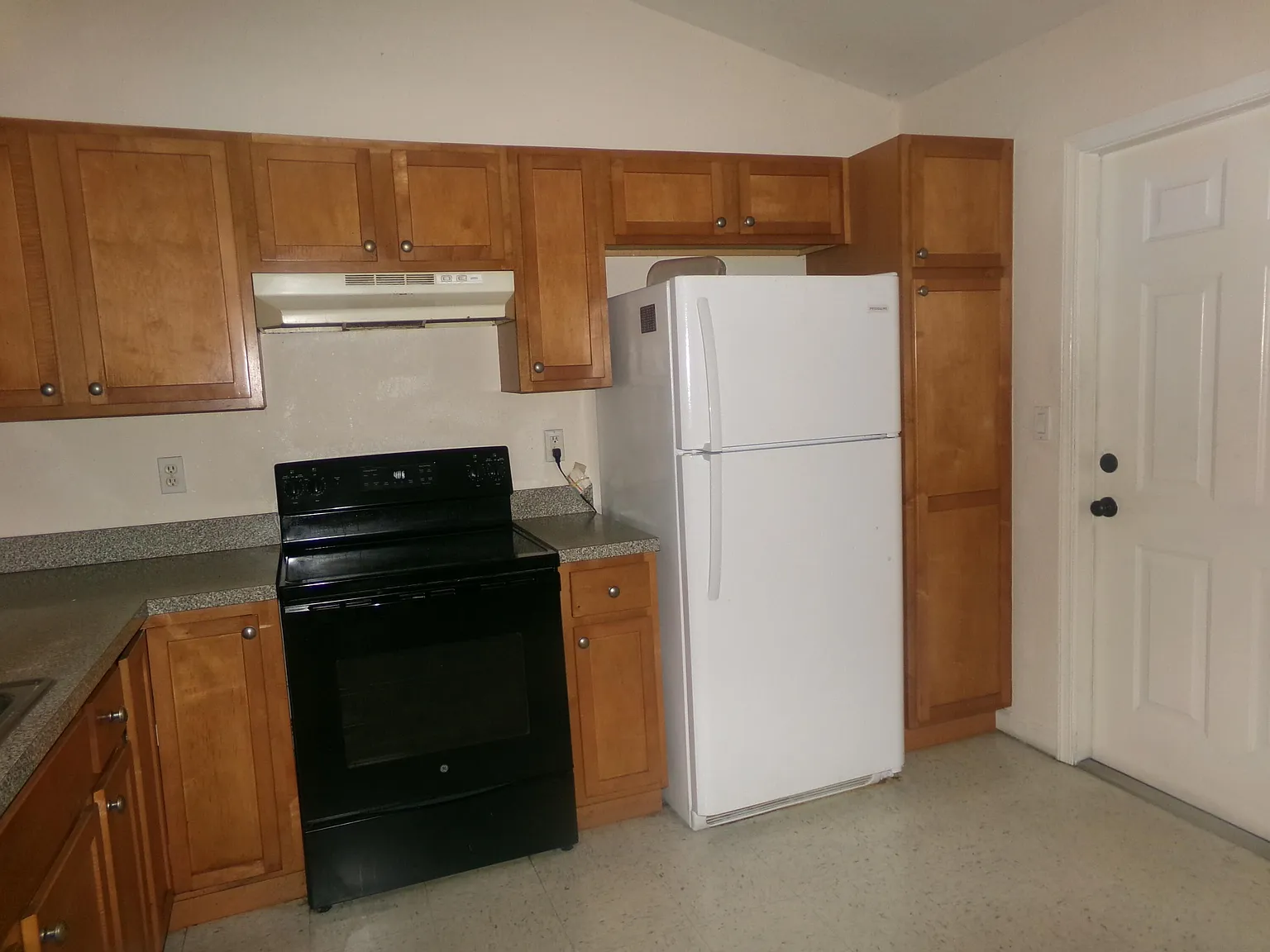 3 bed, 2.0 bath, 1280 sqft, $2,100 — Photo 4