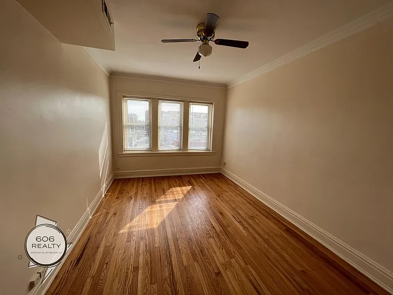Bright and Sunny Forest Park Apts! — Photo 11
