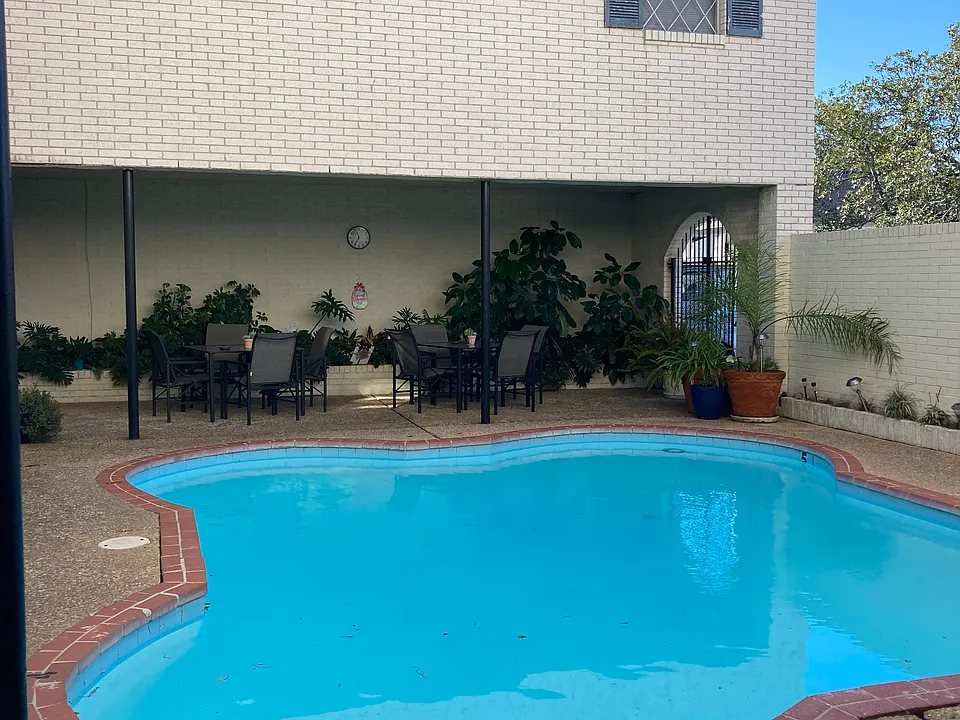 2134 Metairie Rd #202