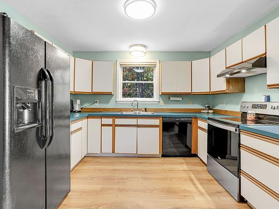 4th image of 25 Meyers Wood Drive