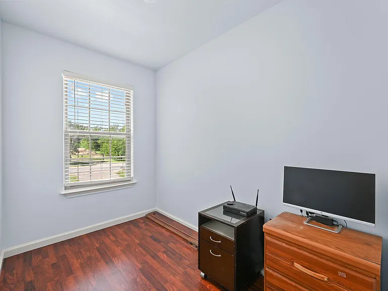 330 Howard Ln — Photo 17
