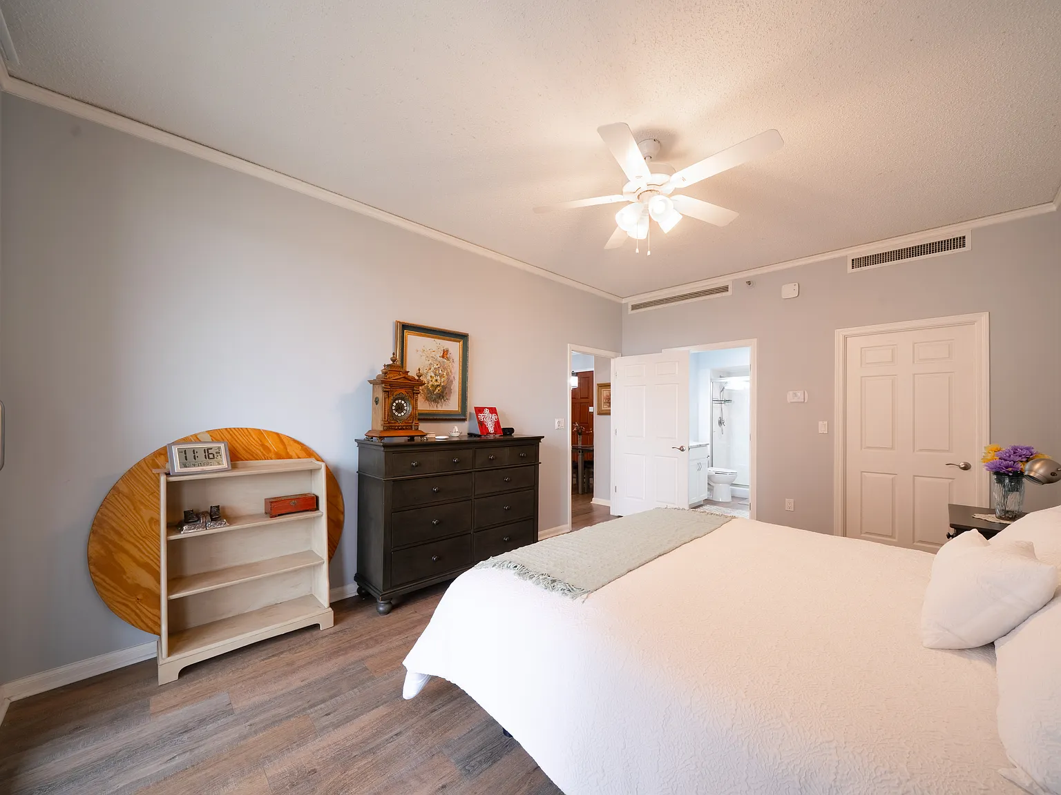 Elegant Senior Living Condo with Modern Upgrades — Photo 4