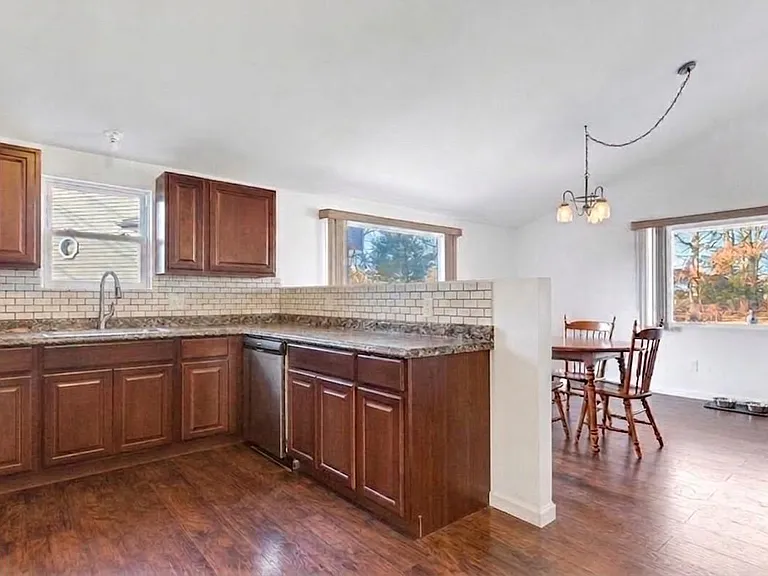 1375 Lesher Ave — Photo 3