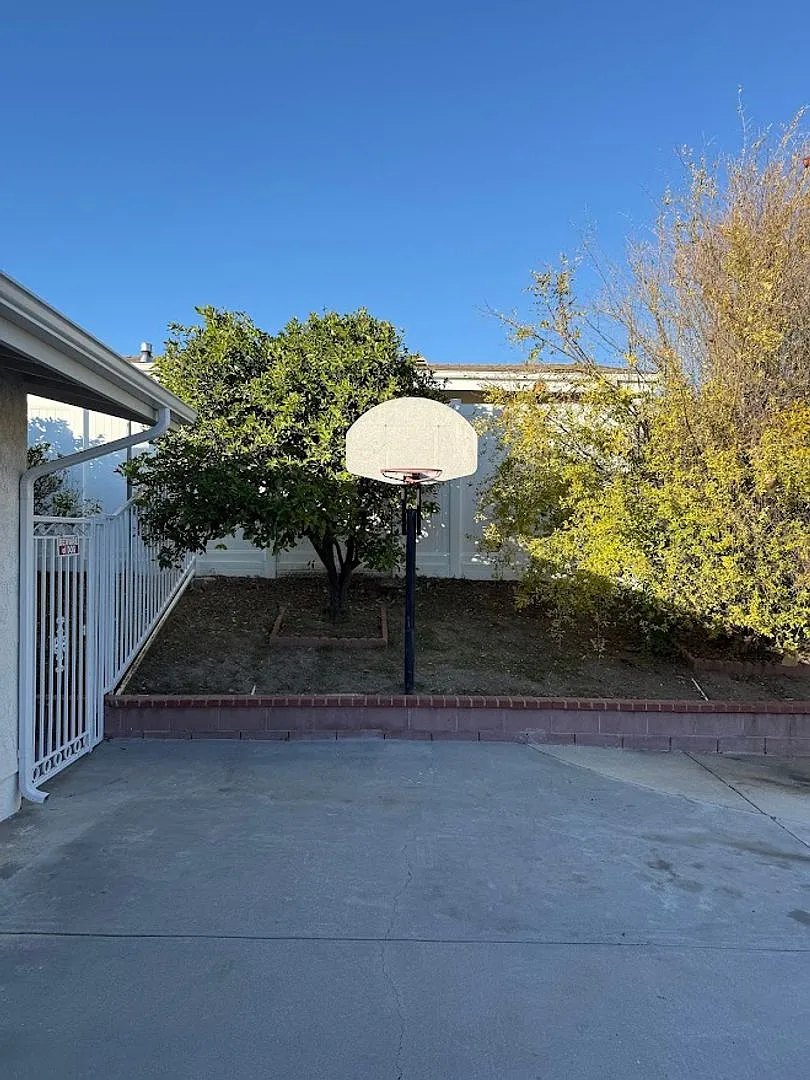 3 Bedroom 2 Bathroom Granada Hills Home (Main House) Great Location! — Photo 2