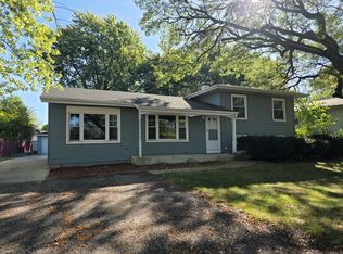 5S353 Stewart Dr, Naperville, IL 60563