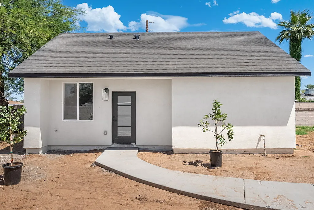 2 bed, 800 sqft, $2,300 — Photo 2