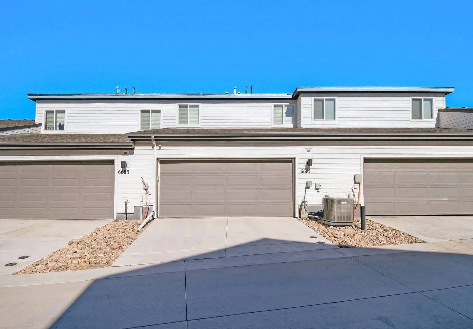 3 bed, 3.0 bath, 1644 sqft, $2,995 — Photo 3