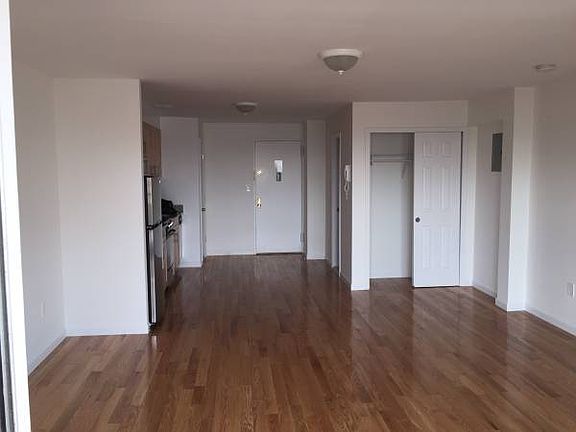 3rd image of 7510 Grand Central Pkwy #4E