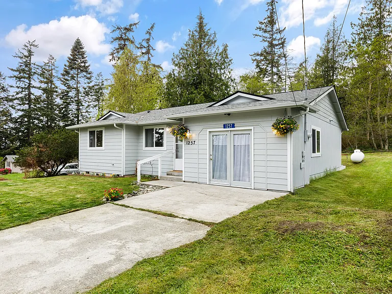 1257 Russell Dr — Photo 2